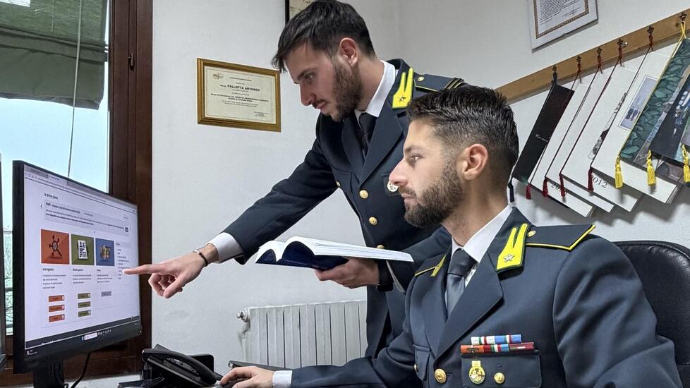 Cento, si spacciano per finanzieri con l’intento di rubare in casa