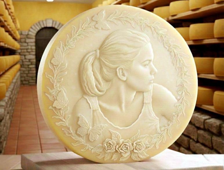 Un volto scolpito nel pecorino: l’artista omaggia una di Vigarano Mainarda