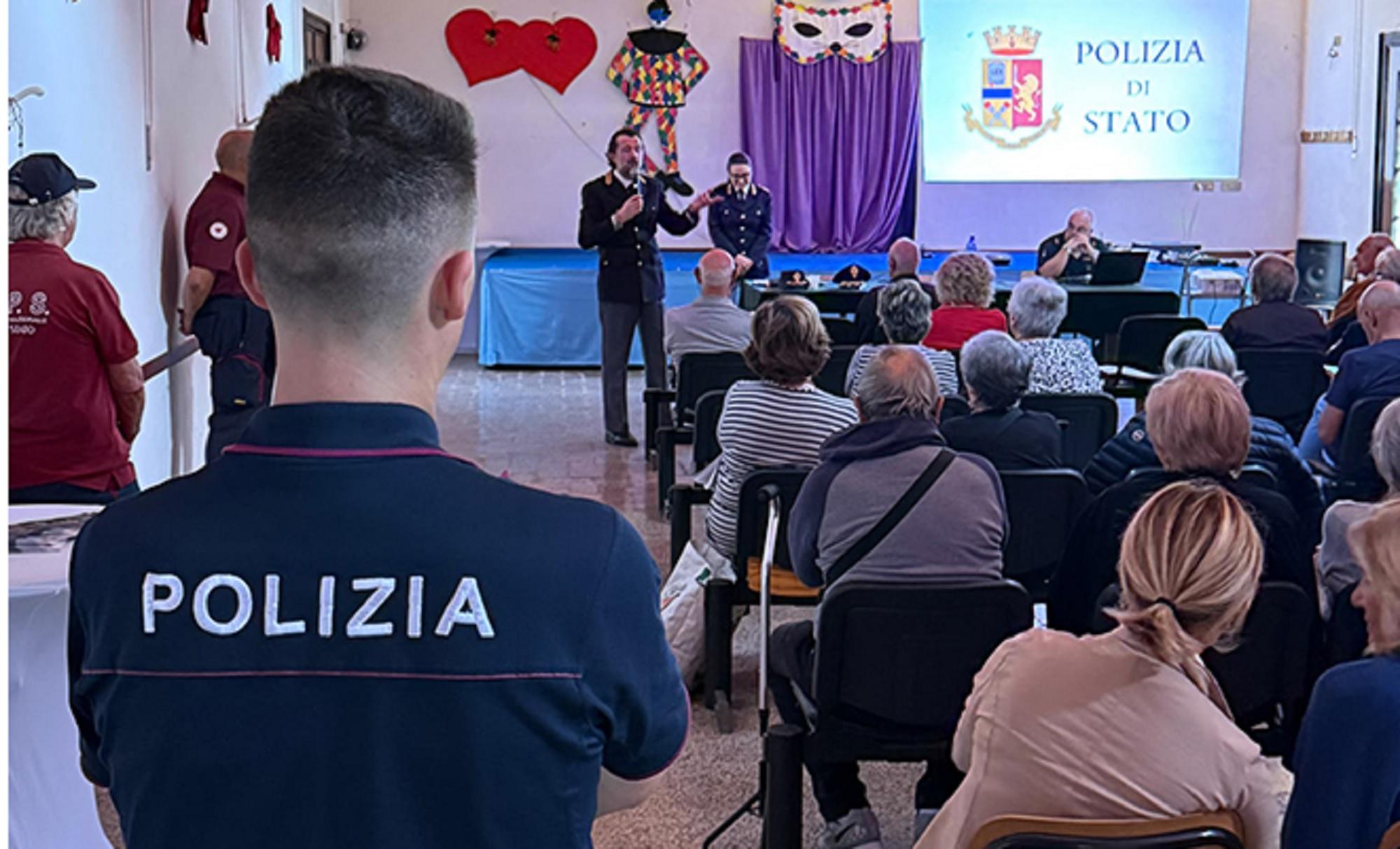 Un convegno della polizia di Stato per informare gli anziani e prevenire le truffe (foto d'archivio)