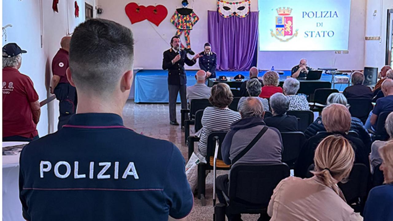 Un convegno della polizia di Stato per informare gli anziani e prevenire le truffe (foto d'archivio)