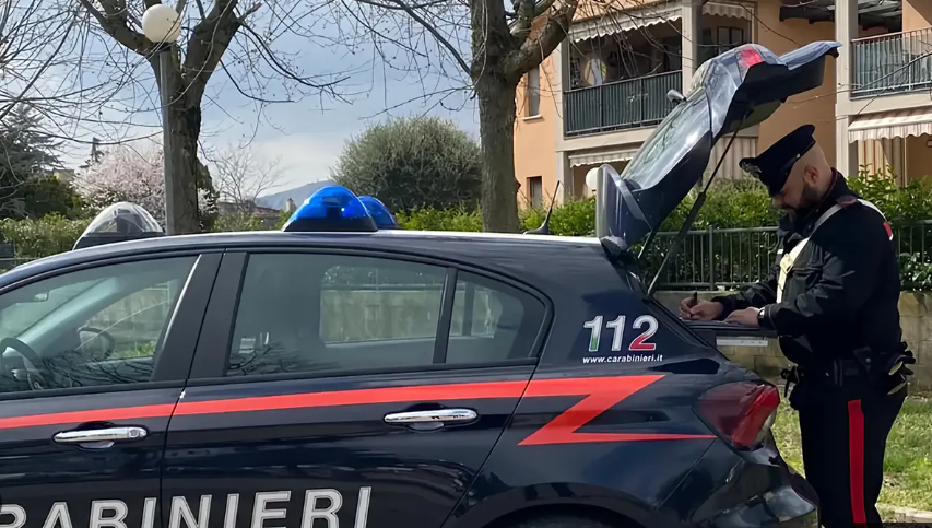 Continua a perseguitare le vicine nonostante l’obbligo di firma: 69enne allontanata dalla provincia