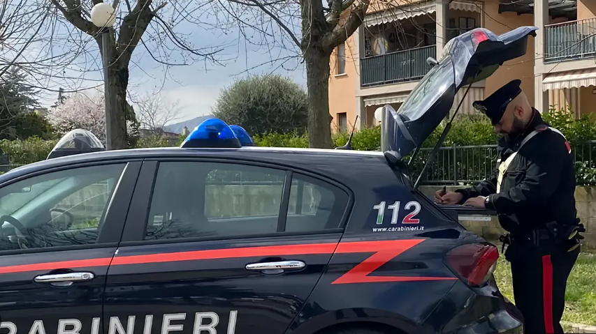 Continua a perseguitare le vicine nonostante l’obbligo di firma: 69enne allontanata dalla provincia
