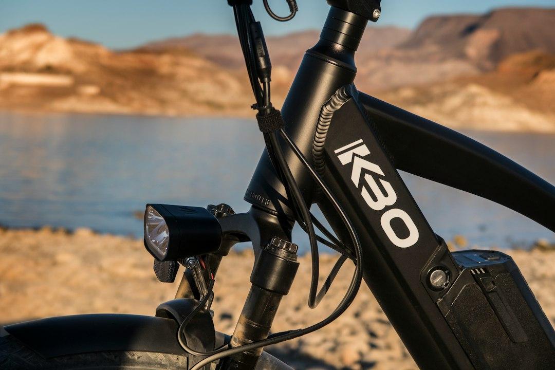 Dopo i monopattini arriva la stretta sulle e-bike: multe da 5 a 15mila euro