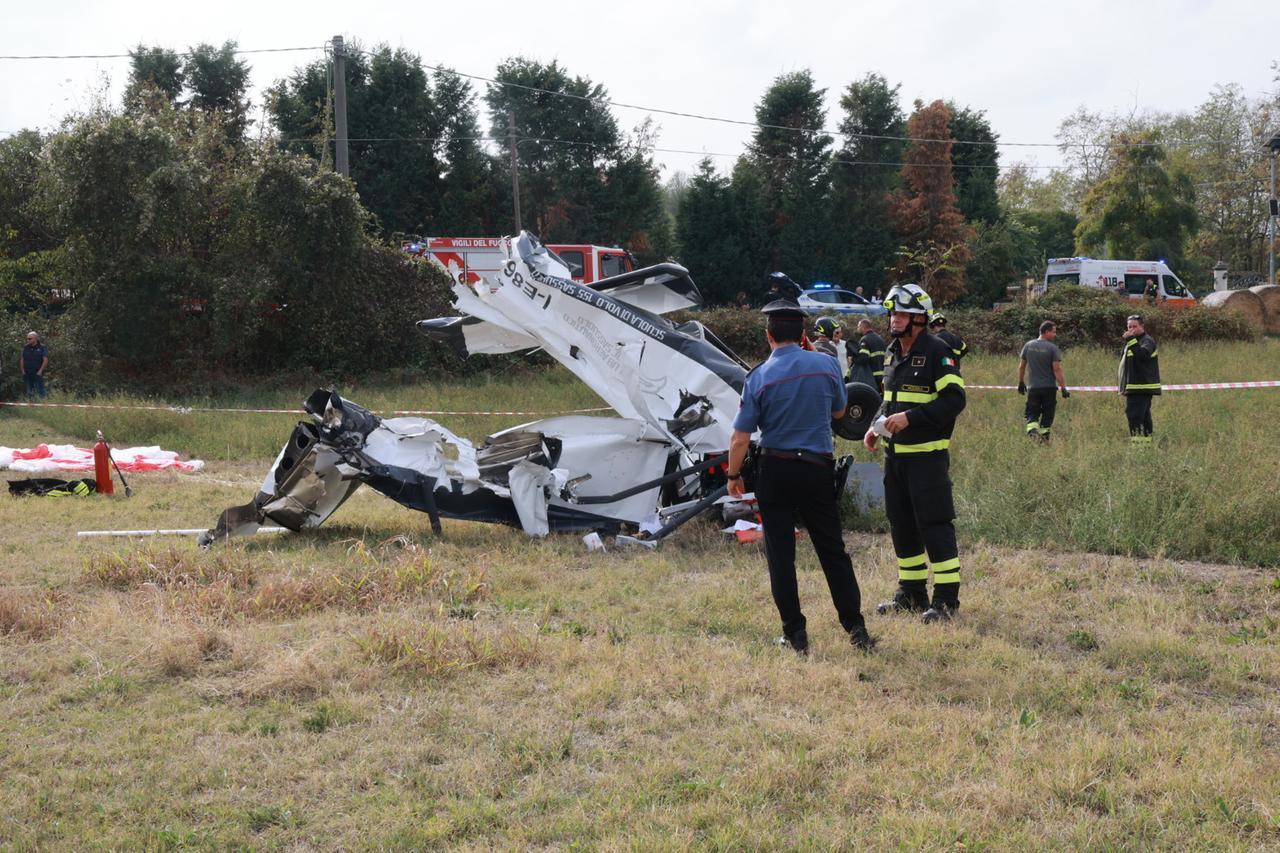 Aereo precipita a Sassuolo, salvo il pilota: schianto a 200 metri dalle case