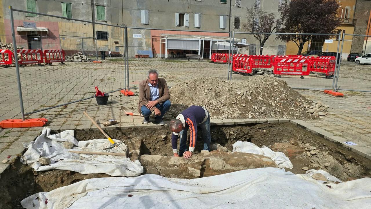 Scandiano, le antiche “Contradelle” riemergono dallo scavo di Piazza Fiume