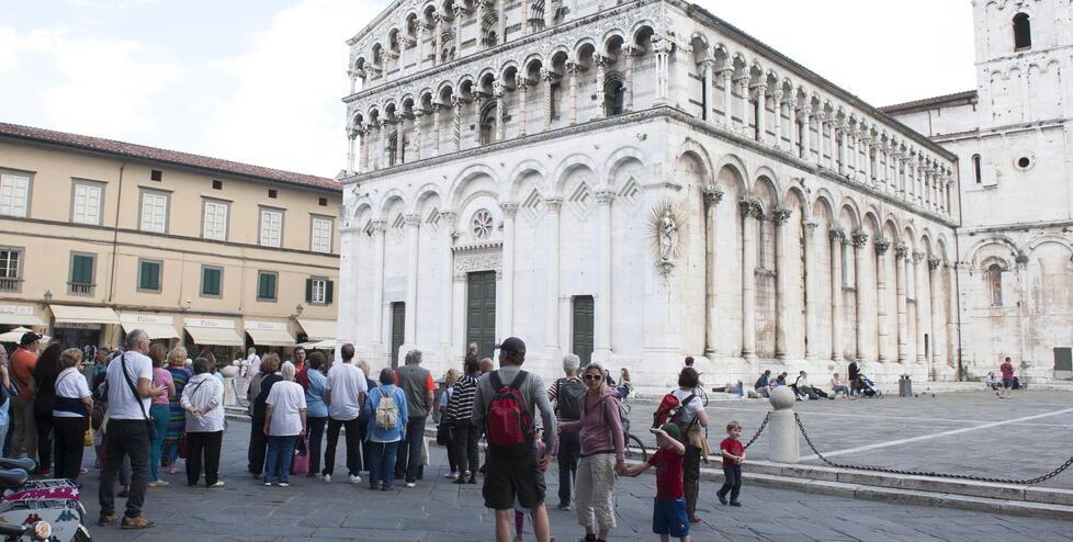 
	Una comitiva di turisti in piazza San Michele

