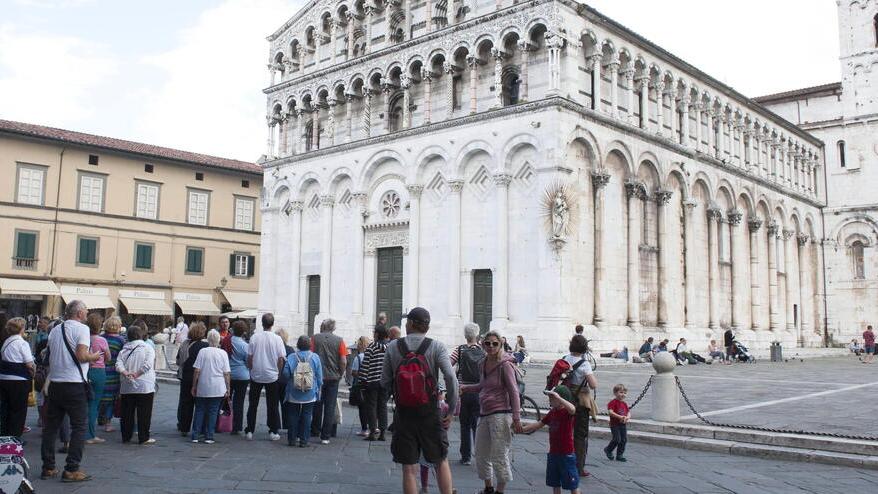 Una comitiva di turisti in piazza San Michele