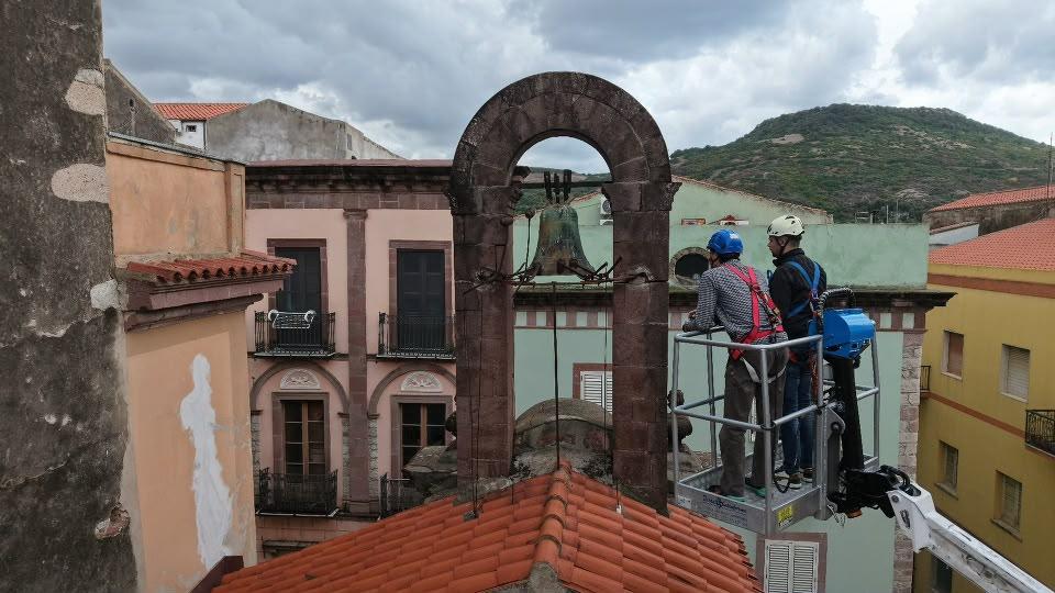 Recuperato il meccanismo originale, l’antico orologio della chiesa torna a battere grazie a un artigiano di Genova