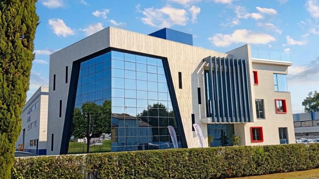 Porcari, la fabbrica che riflette il paesaggio: il progetto di via del Centenario in corsa per il premio di architettura 'The New Envelope'