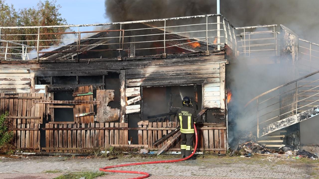 Viareggio, incendio distrugge l’ex Macondo: vigili del fuoco sul posto