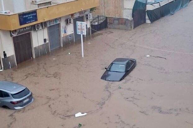 Nubifragi, strade e case allagate e frane: il maltempo flagella il sud Italia