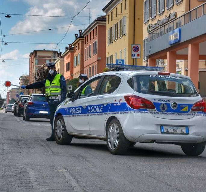 Agente della polizia locale di Modena pestato durante i controlli della movida