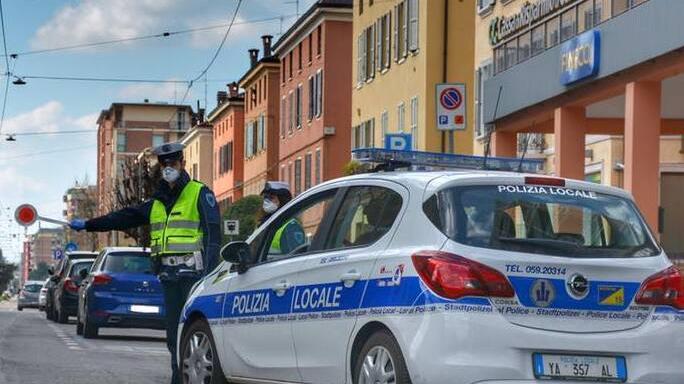 Agente della polizia locale di Modena pestato durante i controlli della movida