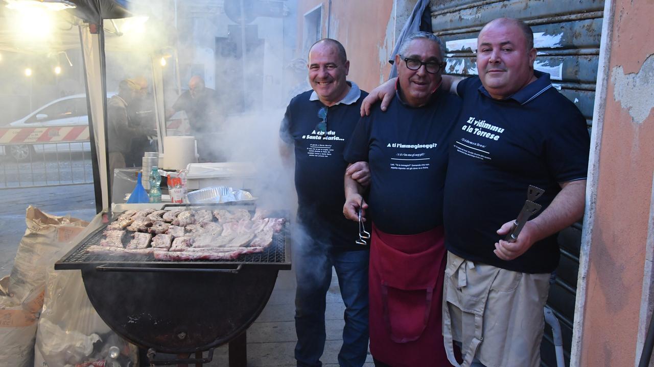 Pancetta, zimino e buona musica: centro storico di Sassari in festa con “A fora li brasgeri”