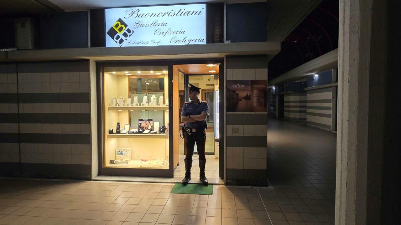 Rapina in gioielleria a Carrara, banditi incappucciati picchiano il titolare e scappano: «Mio padre preso a sprangate in testa» – Il racconto choc