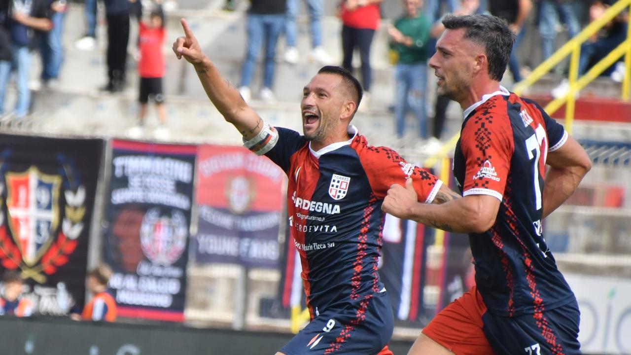 Capitan Gigi Scotto esulta dopo il gol del 2-0 (foto di Mauro Chessa)