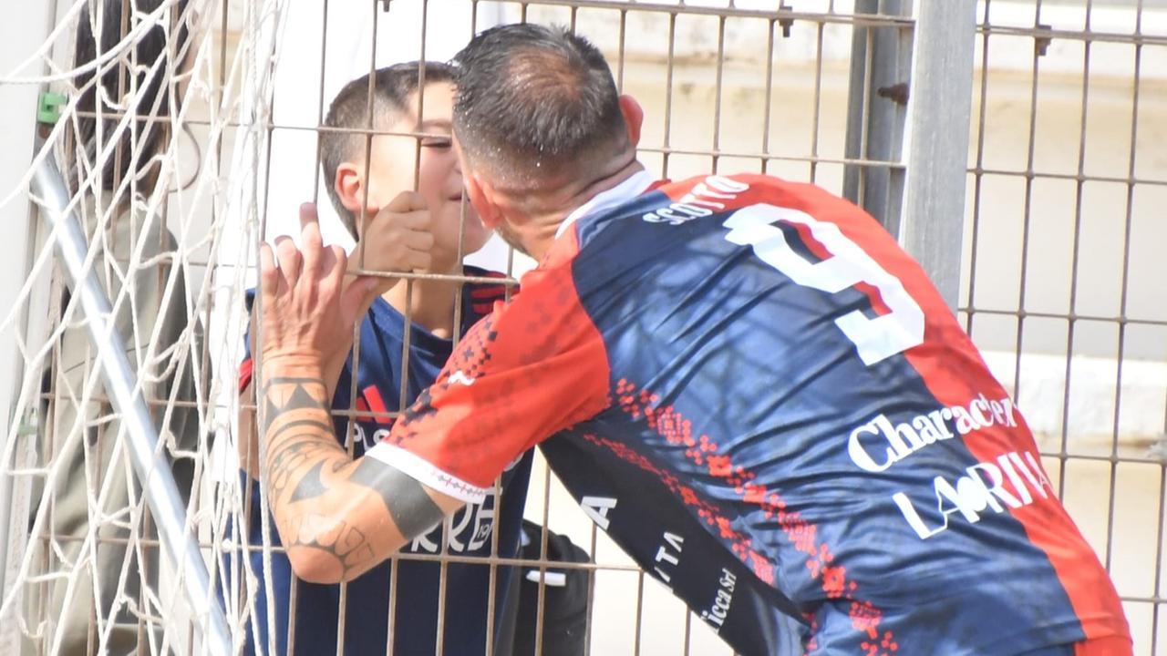
	Il bacio di Gigi Scotto al figlio dopo il gol (foto di Mauro Chessa)

