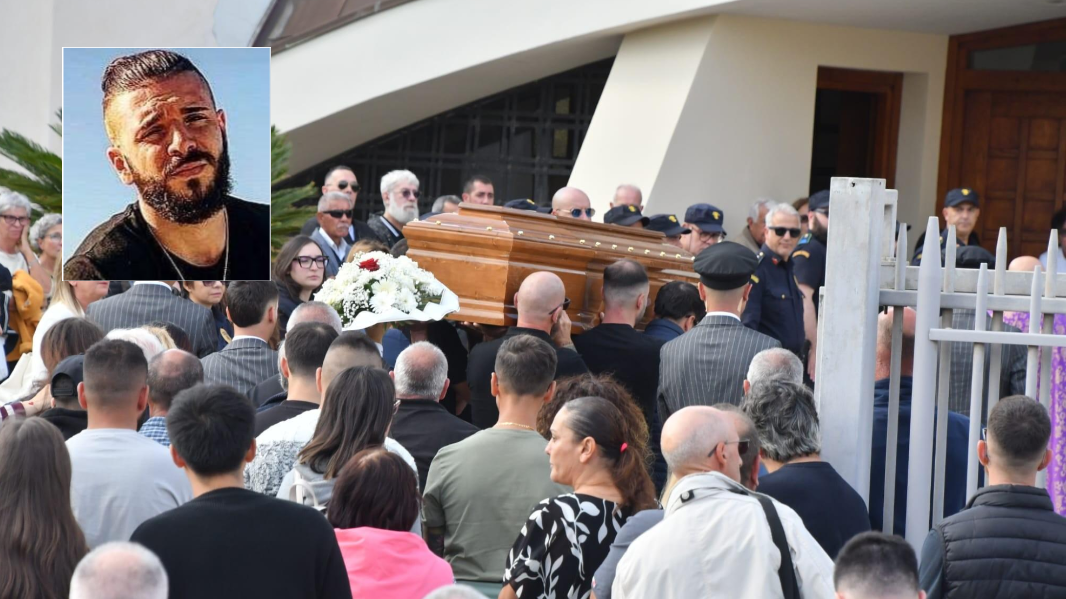 Il funerale di Marcello Fini (nel riquadro) Foto di Mauro Chessa