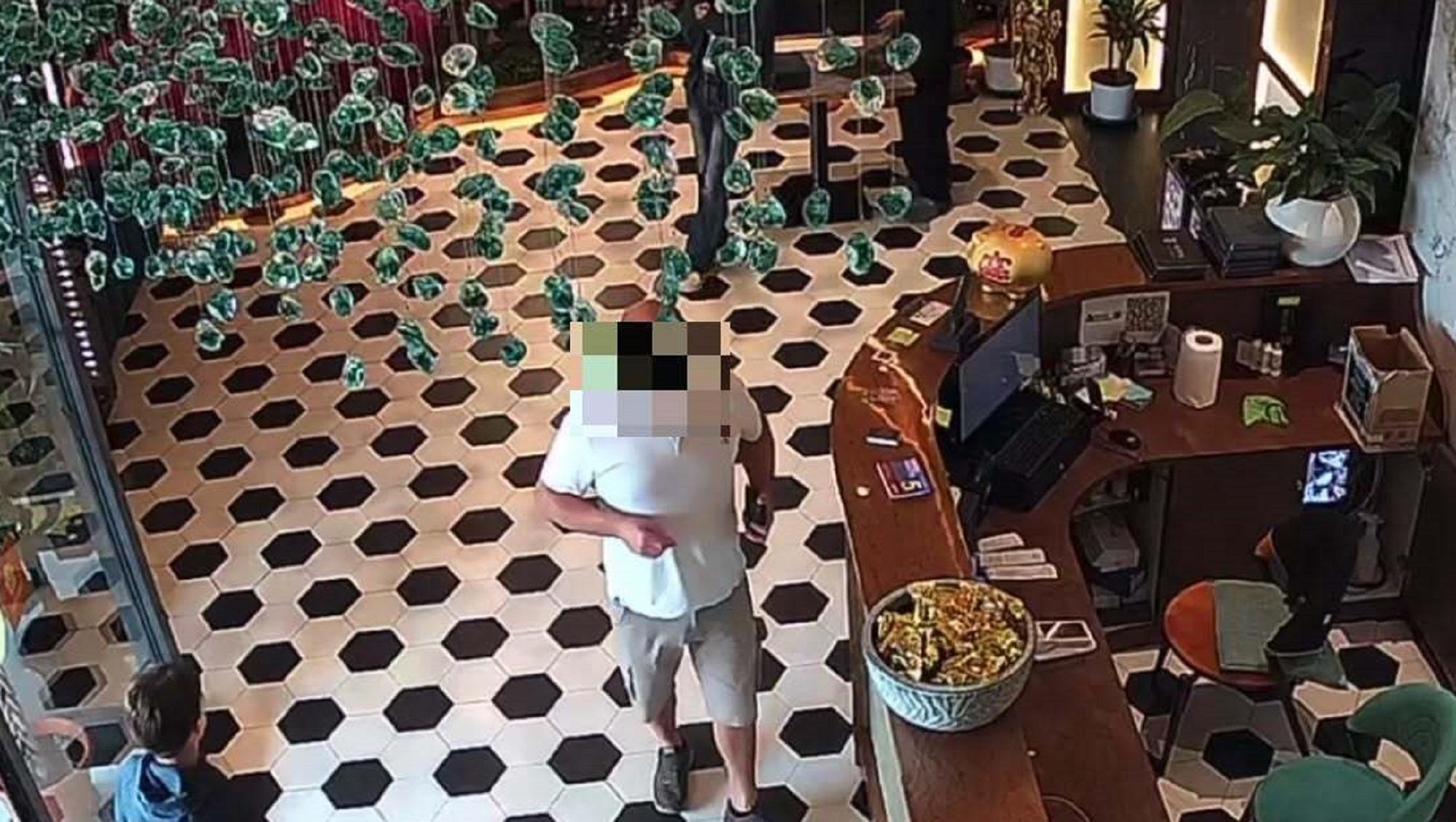 La persona ripresa dalle telecamere del locale