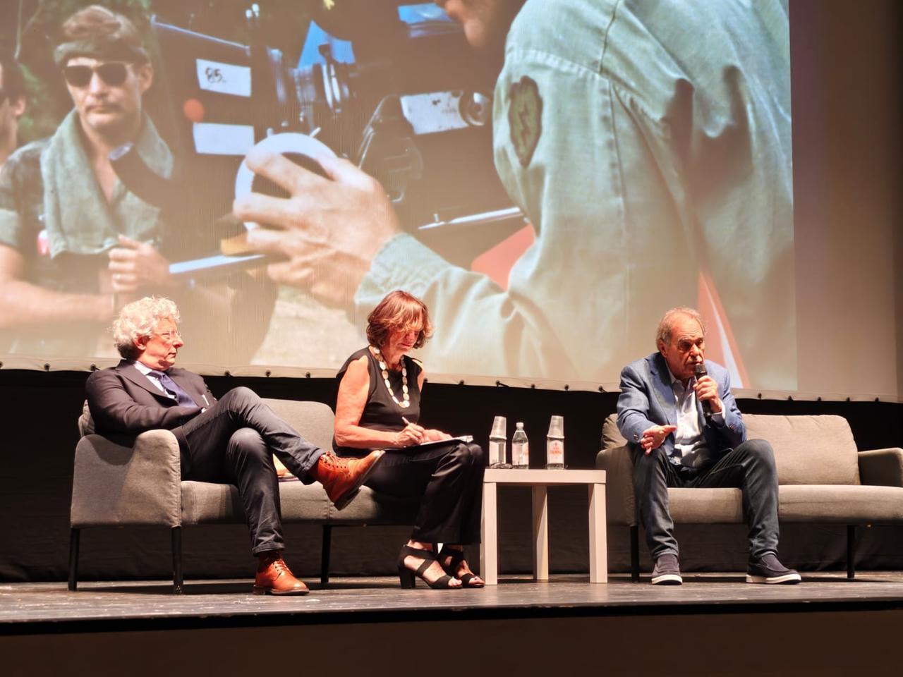 Oliver Stone dal palco della Sala Estense: «Ferrara ti ho amato, grazie a tutti»