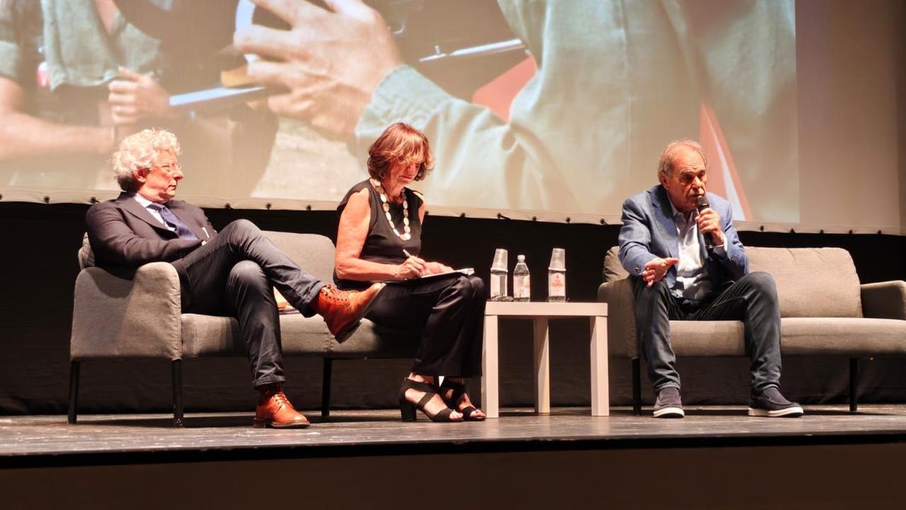 Oliver Stone dal palco della Sala Estense: «Ferrara ti ho amato, grazie a tutti»