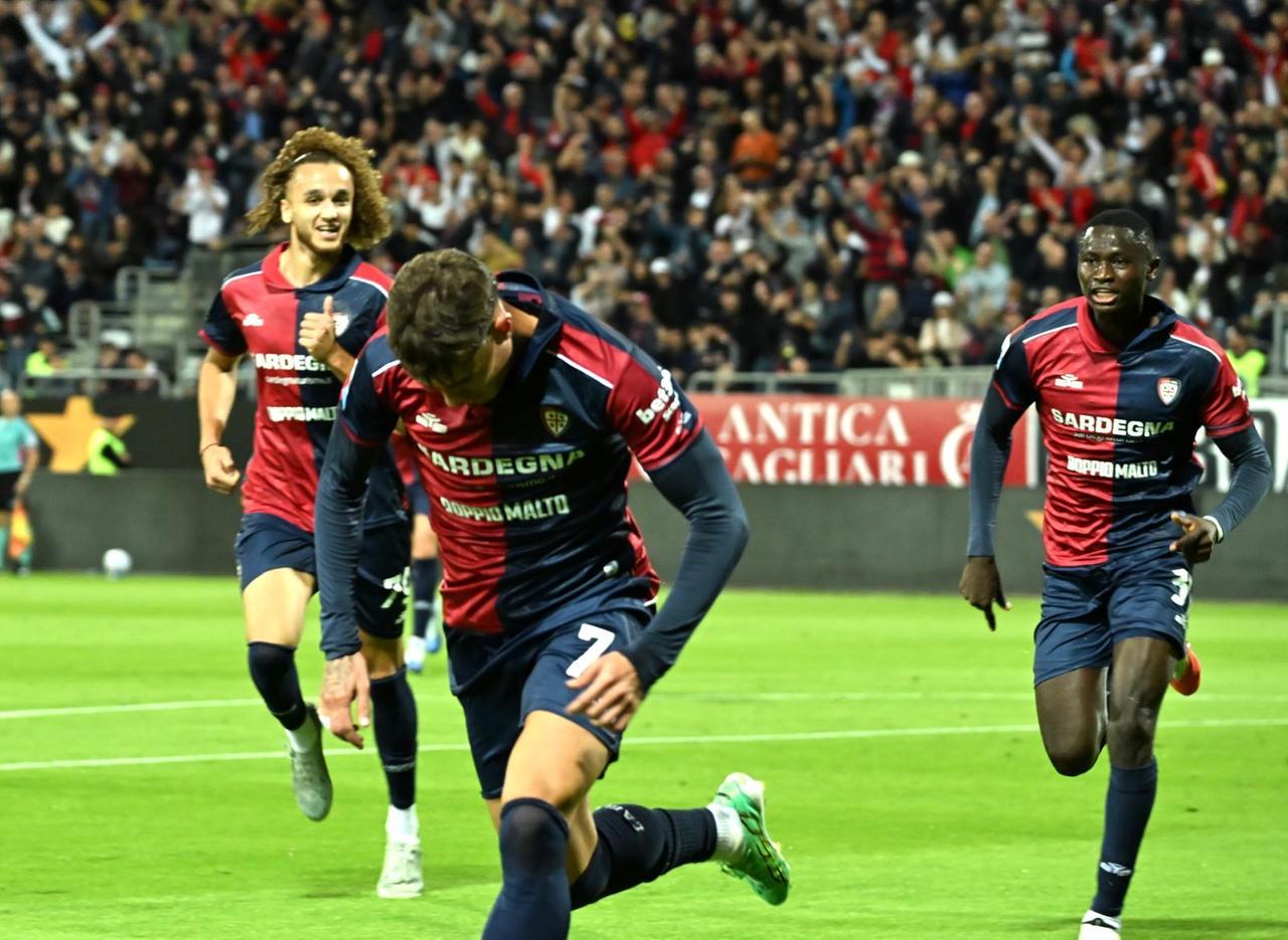 Cagliari-Juve 1-0: rossoblù davanti all’intervallo con Maldini. Scintille tra Spalletti e Mina al rientro negli spogliatoi – LA DIRETTA