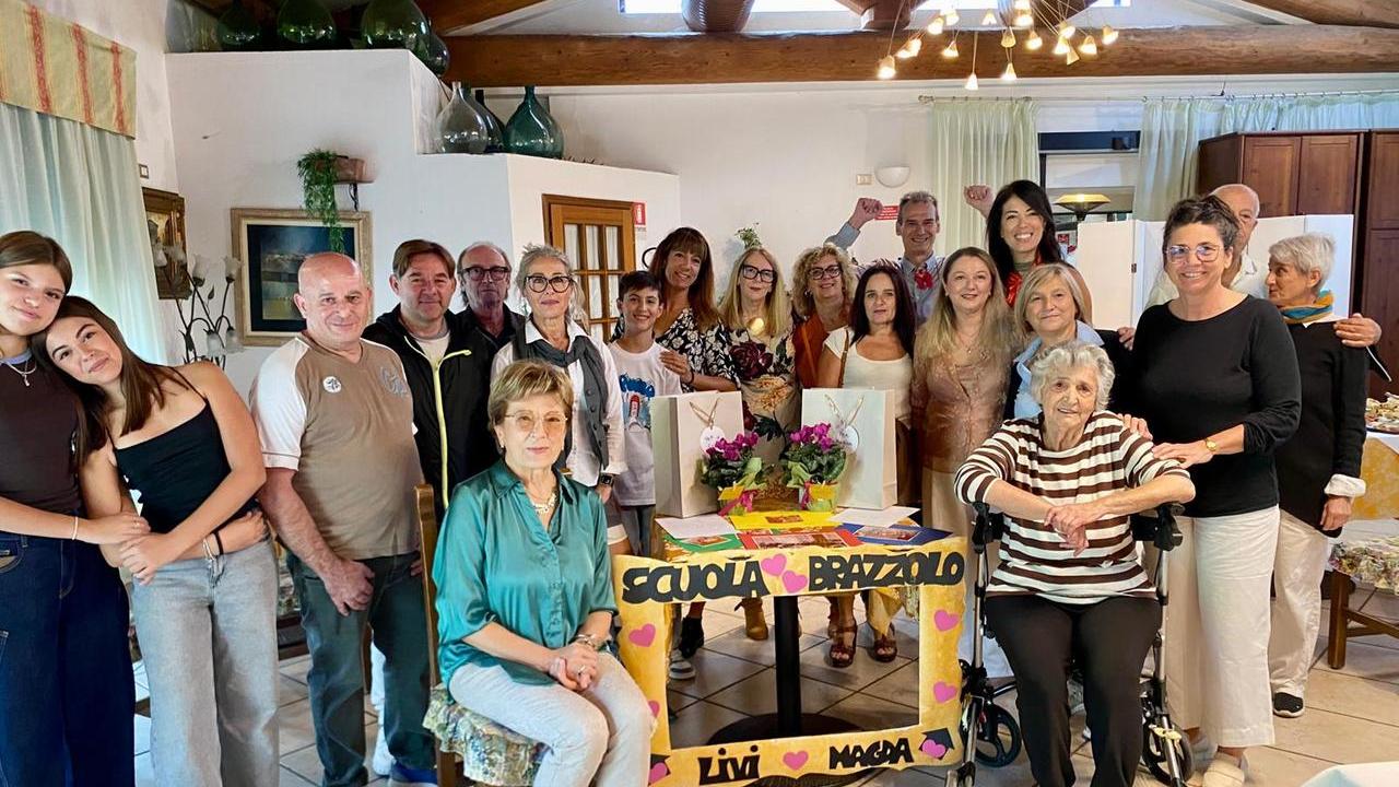 Brazzolo, festa a sorpresa per le maestre: rivedono gli alunni dopo 50 anni