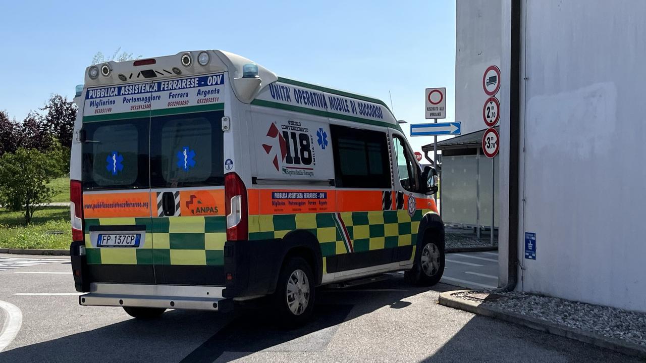 Bondeno, bambino investito da un monopattino: è caccia al pirata