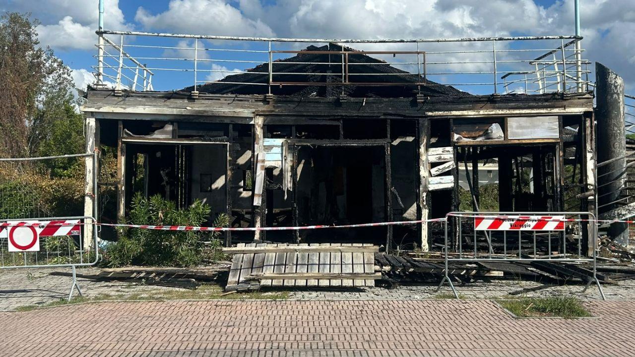 Viareggio, fiamme all’ex Macondo: un uomo avvistato da un testimone – Il punto sulle indagini