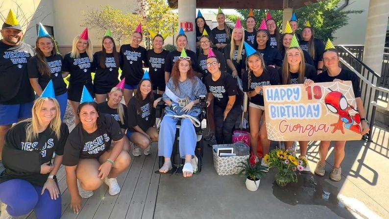 La squadra di softball che ha raggiunto Giorgia in ospedale