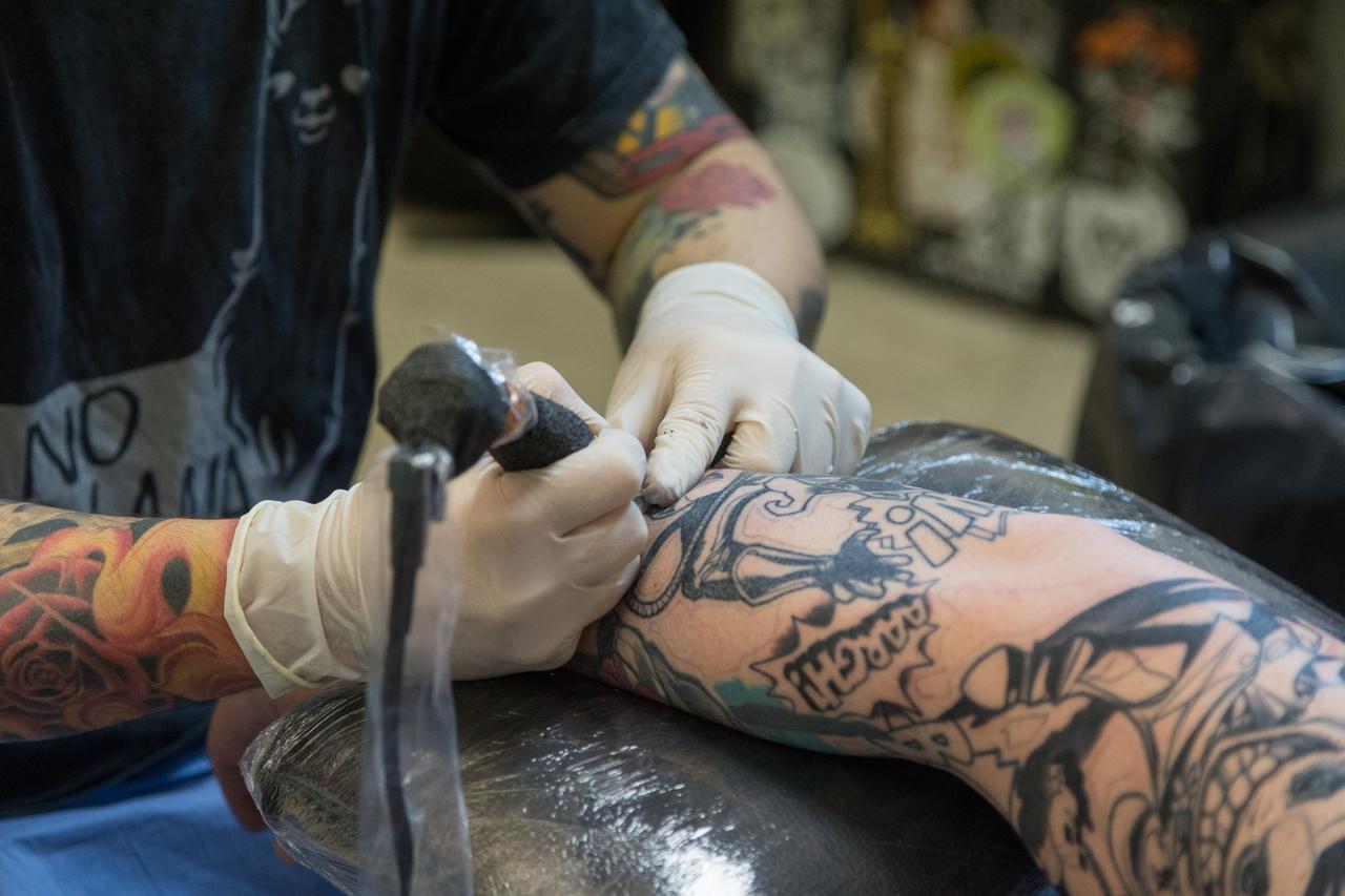 Reggio Emilia adora i tatuaggi, è boom di imprese: +239%. Nessuna provincia emiliana cresciuta così in fretta