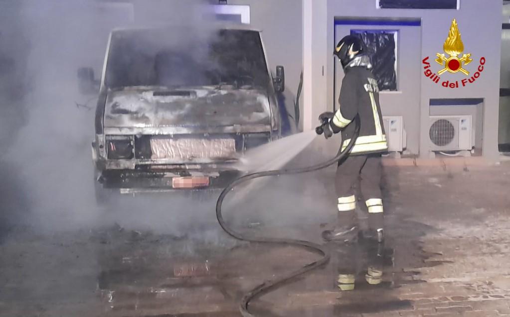 Auto e furgone in fiamme nella notte fra le case a Quartu