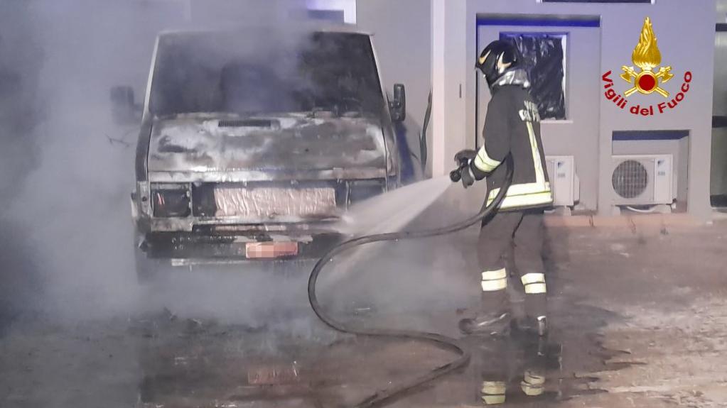 Auto e furgone in fiamme nella notte fra le case a Quartu