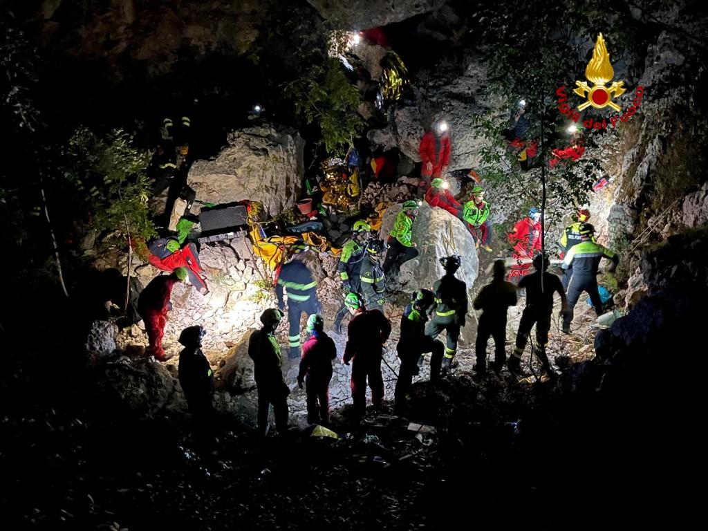 Lo speleologo intrappolato nella grotta in Ogliastra è vivo e vigile. Maxi dispiegamento di uomini per salvarlo – VIDEO