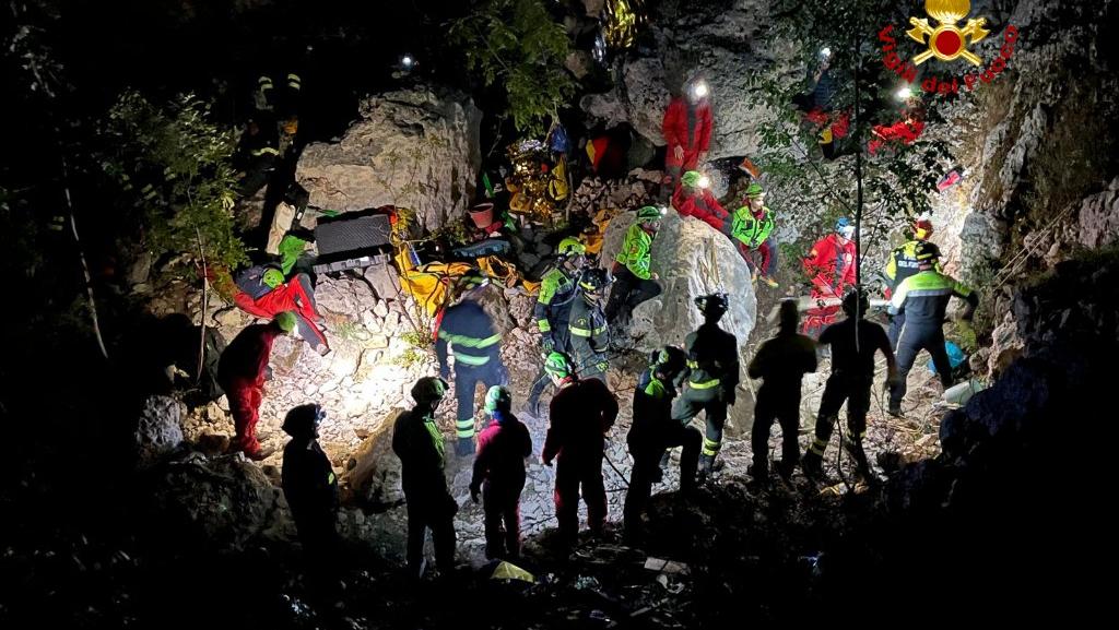 Lo speleologo intrappolato nella grotta in Ogliastra è vivo e vigile. Salva per miracolo la fidanzata che era con lui – VIDEO