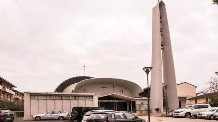 Tragedia sfiorata nel piazzale della chiesa: trovano una bomba mentre giocano nell’aiuola