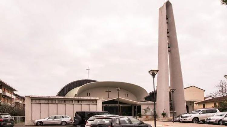 Tragedia sfiorata nel piazzale della chiesa: trovano una bomba mentre giocano nell’aiuola