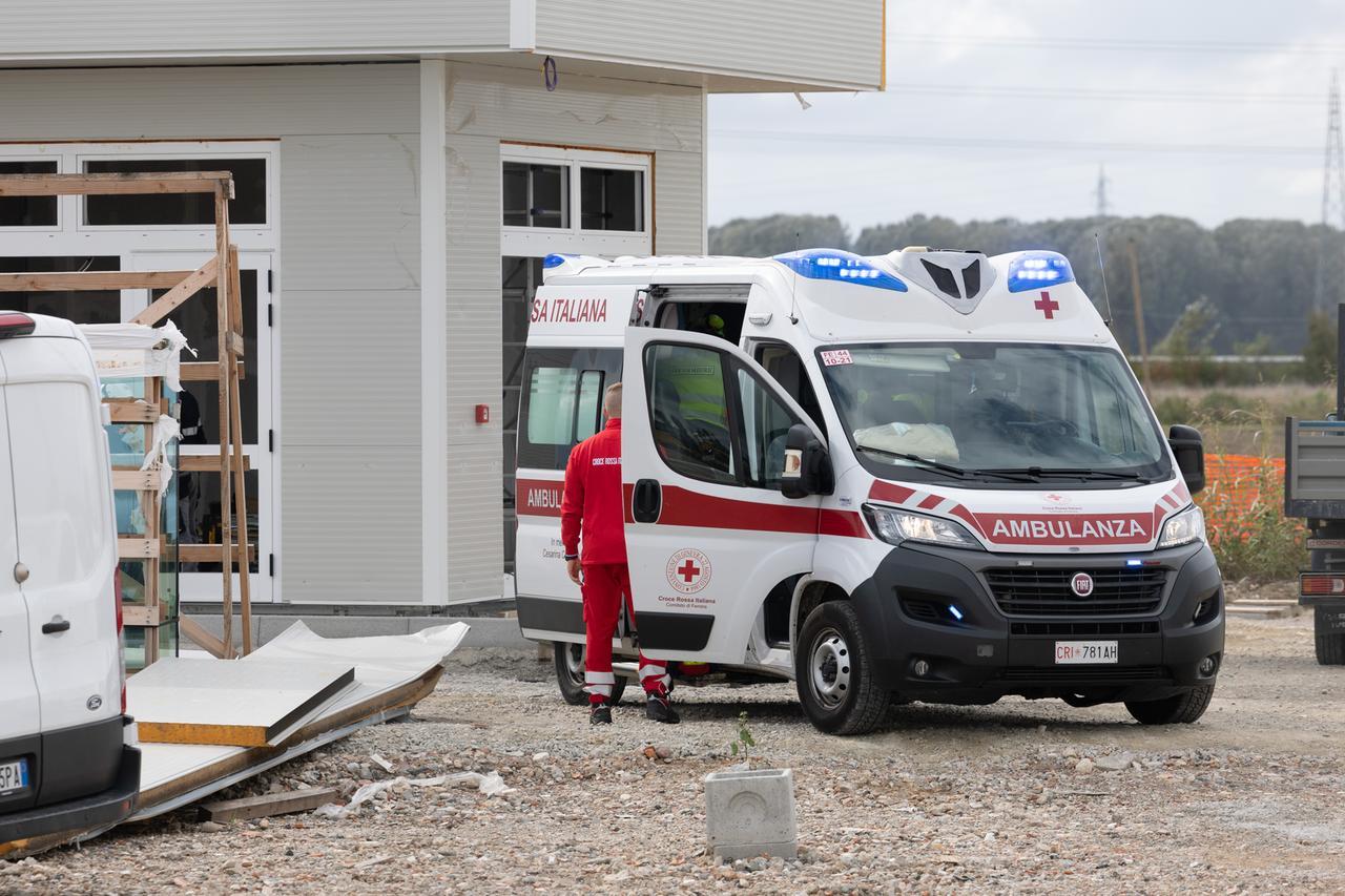 Ferrara, operaio cade da due metri: portato all’ospedale di Cona