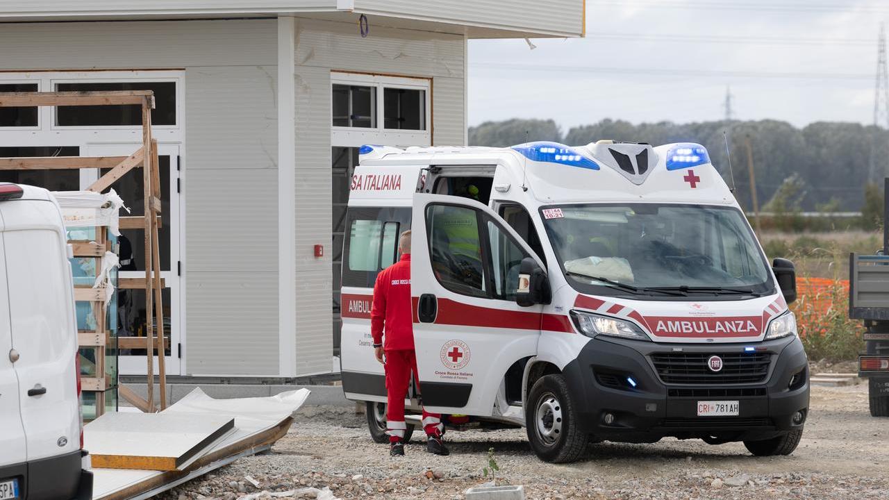 Ferrara, operaio cade da due metri: portato all’ospedale di Cona