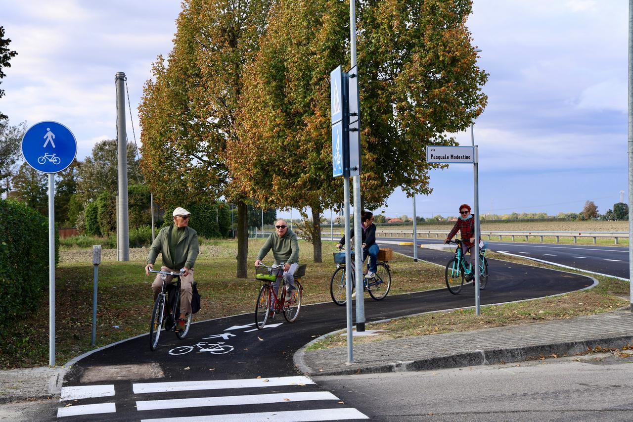 Ferrara, inaugurata la ciclabile per Boara: 3,5 chilometri