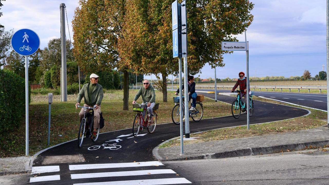 Ferrara, inaugurata la ciclabile per Boara: 3,5 chilometri