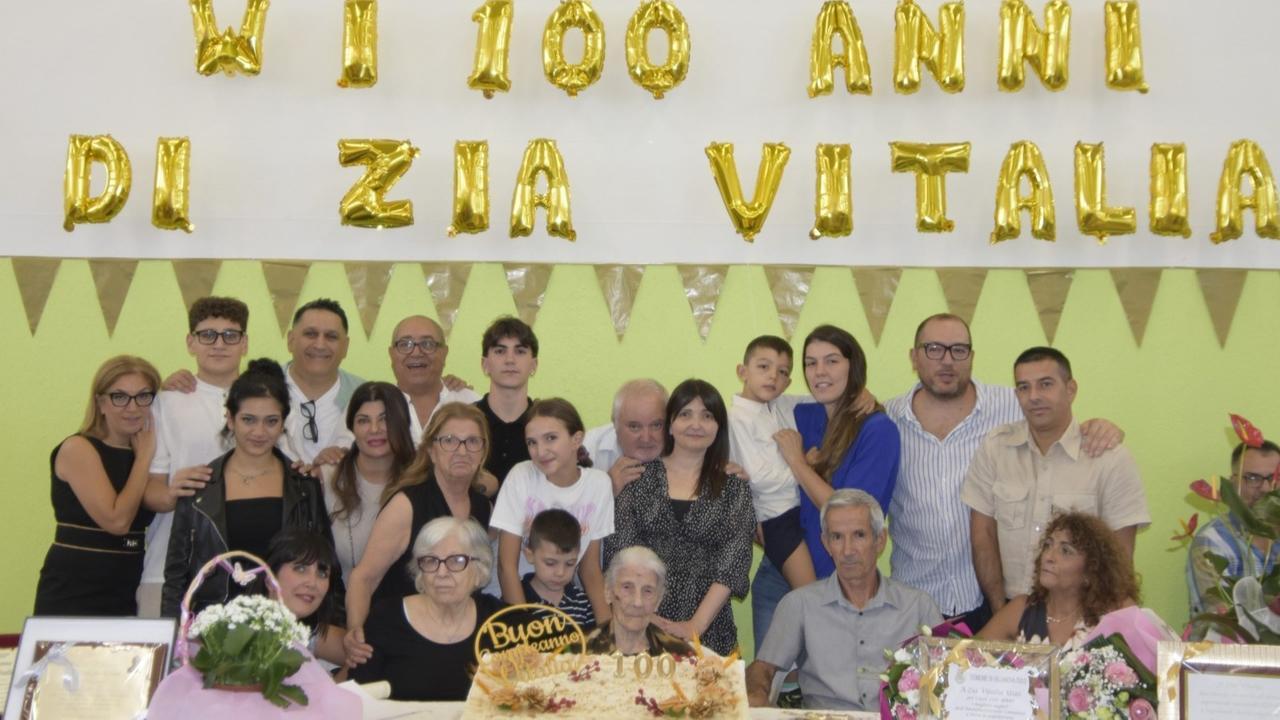 Il paese in festa per i cento anni di Tzia Vitalia Usai