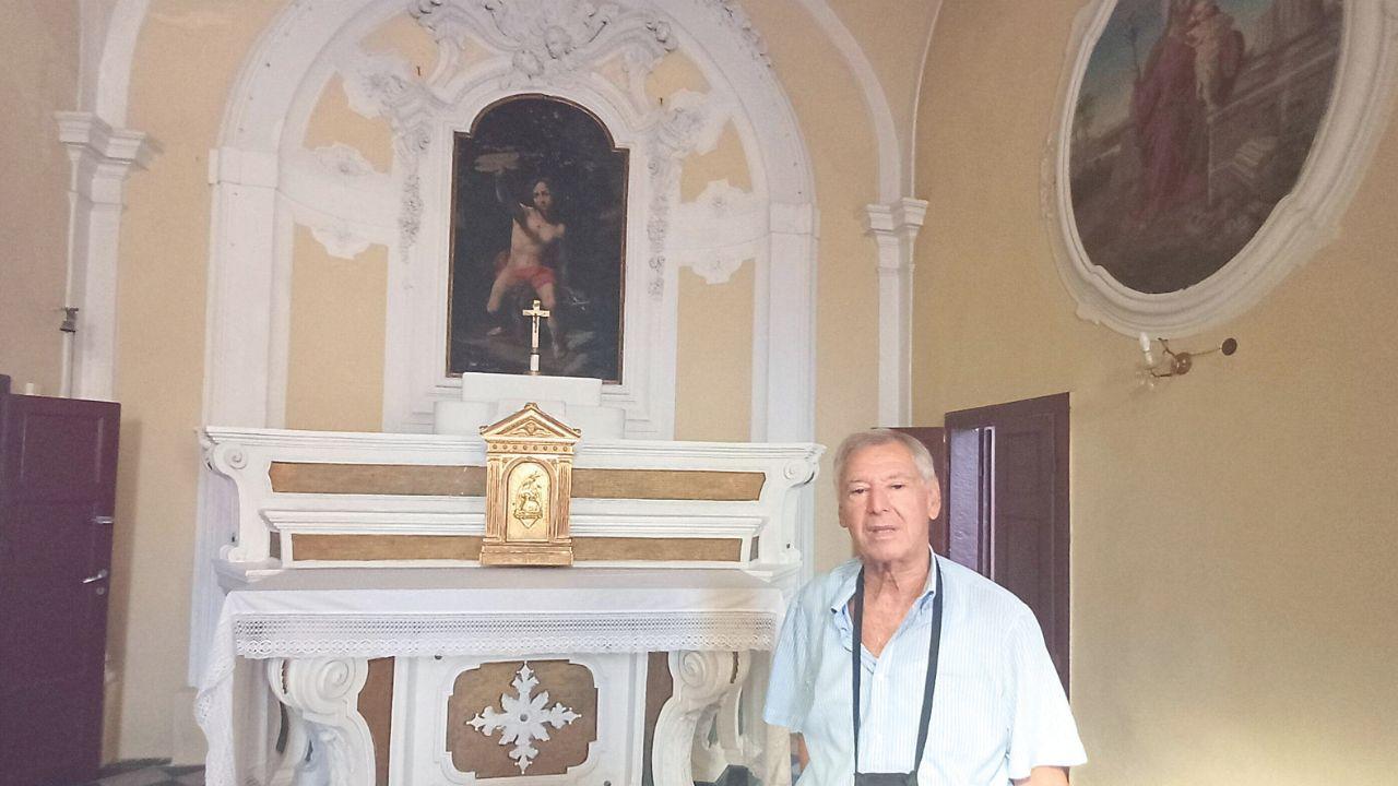 
	Enrico Del Chicca vicino all&rsquo;altare

