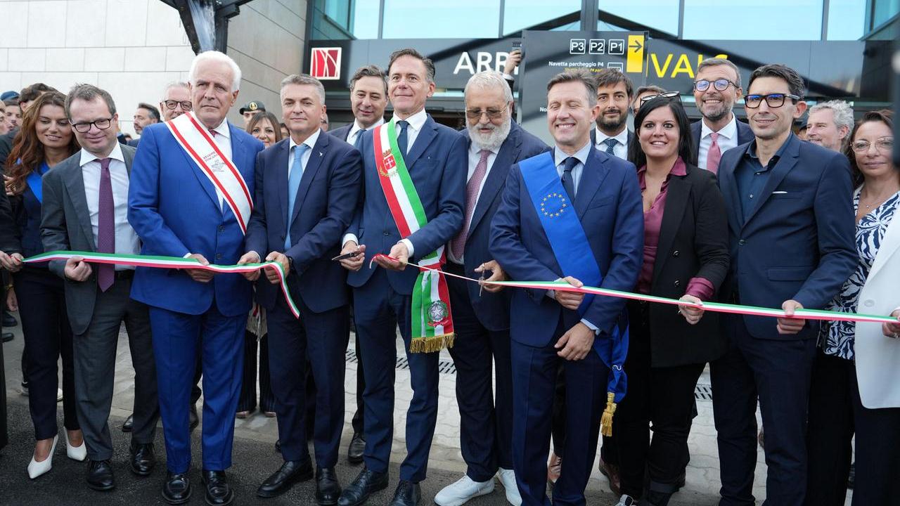 Il momento del taglio del nastro (foto Stick)
