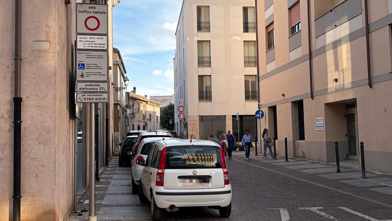 Oristano L’ingresso alla Ztl da via Mazzini con i nuovi cartelli