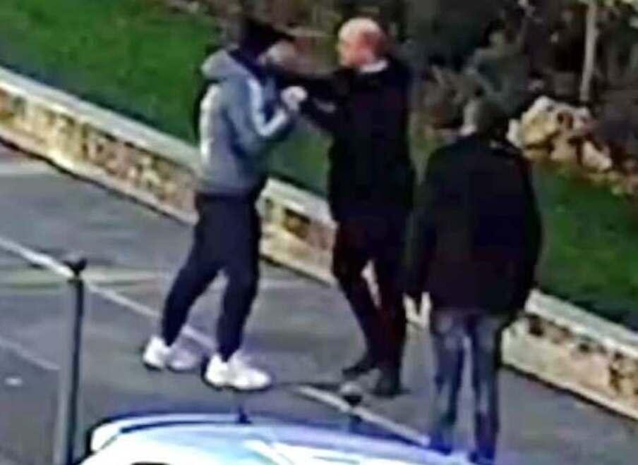 Un momento della lite ripresa dalle telecamere comunali