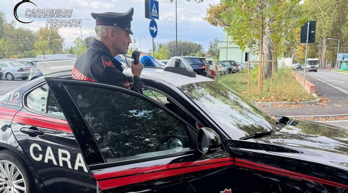 Migliarino, lancia sassi contro le case e il bar: arrestato
