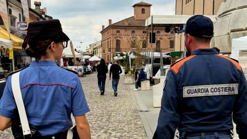 Comacchio, sequestrati 37 chili di pesce: stand irregolare alla Sagra