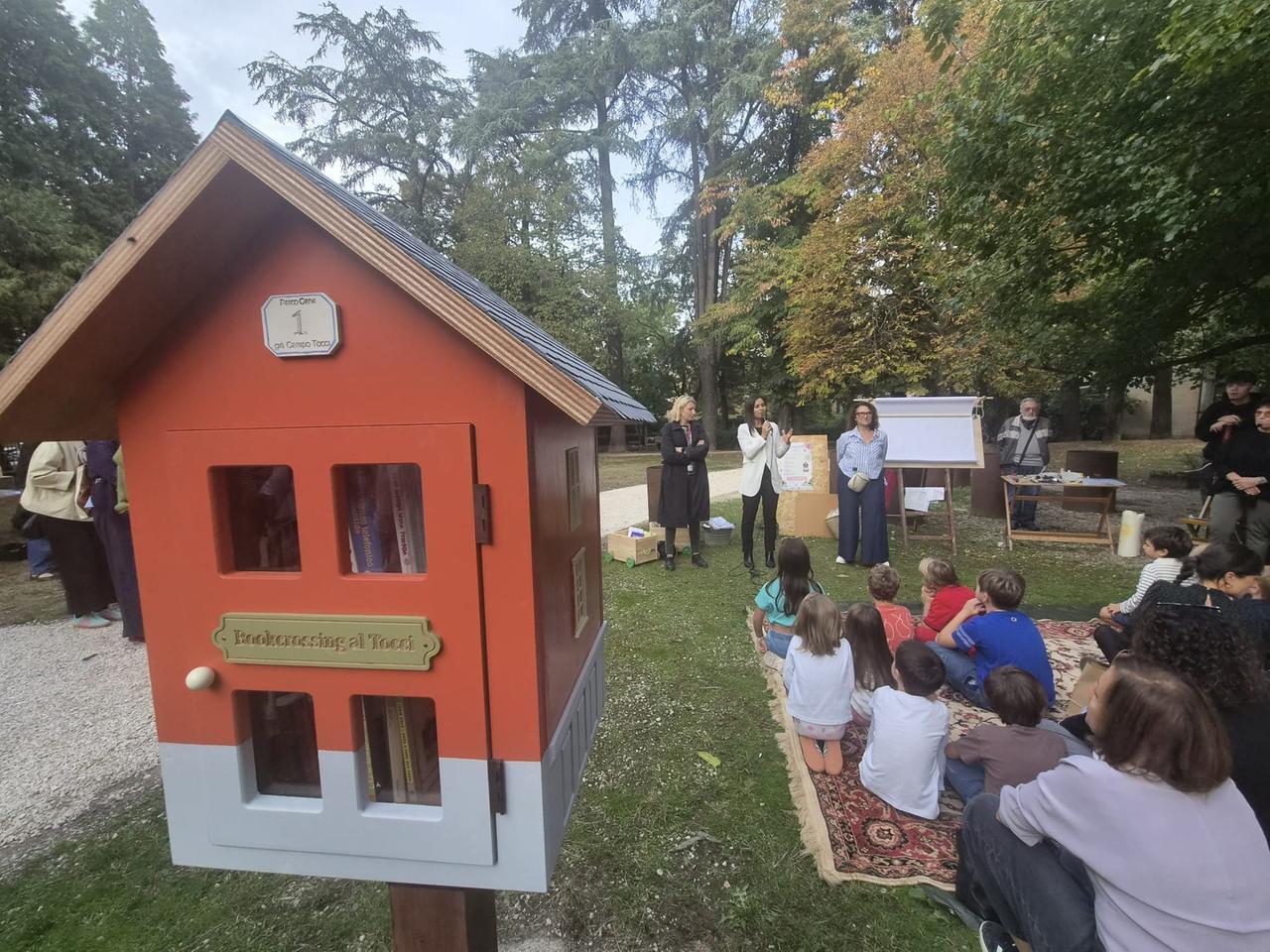 Il Parco Cervi riparte dai libri e dalla casetta del bookcrossing: «Contribuirà a rendere il giardino più sicuro»