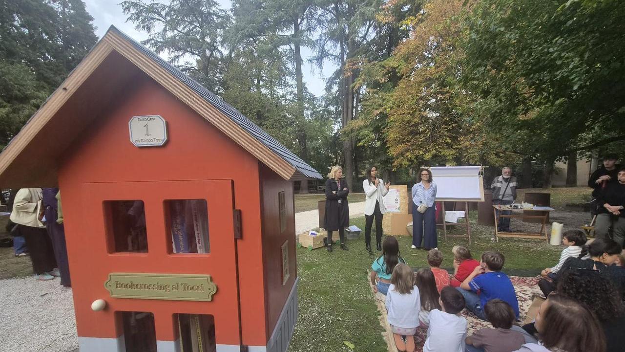 Il Parco Cervi riparte dai libri e dalla casetta del bookcrossing: «Contribuirà a rendere il giardino più sicuro»